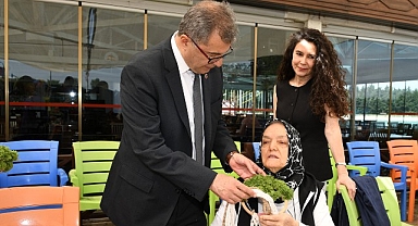 Alzheimer hastaları için Anneler Günü kutlaması