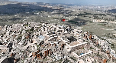 • Selçuklu Belediye Başkanı Ahmet Pekyatırmacı, Gevale Kalesi’nde sona gelinen 3. etap restorasyon çalışmalarını yerinde inceledi.