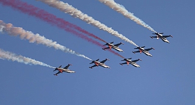 Türk Yıldızları’ndan Antalya semalarında nefes kesen gösteri