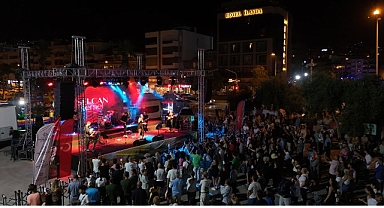 Başkan Çerçioğlu Vatandaşları Kuşadası’nın Eşsiz Mavisinin Eşliğinde Sanatın Ritmiyle Buluşturdu