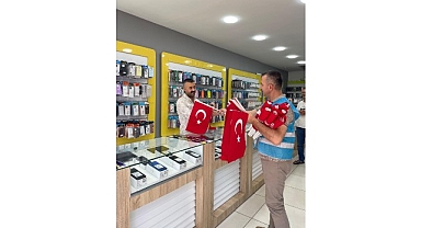 Esnafa ve vatandaşlara binlerce bayrak dağıtıldı